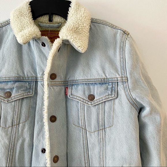 HP 💕 Levi's Women's Original Sherpa Trucker NWT - Picture 2 of 8